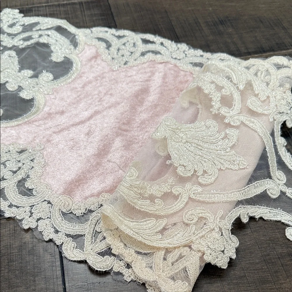 NWOT VINTAGE VICTORIAN Style Elegant Pink and White Lace Table Runner
